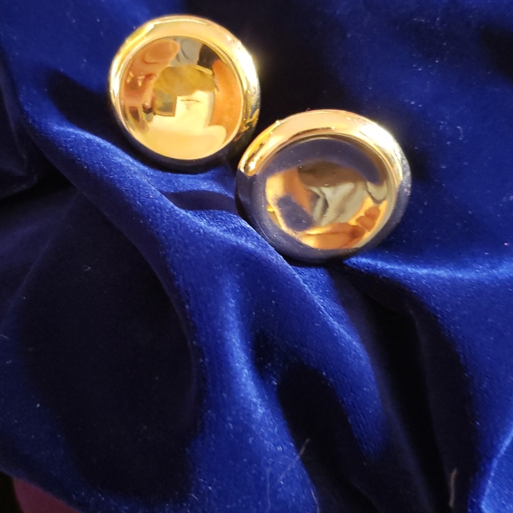 Gold tone Earrings Clip on style